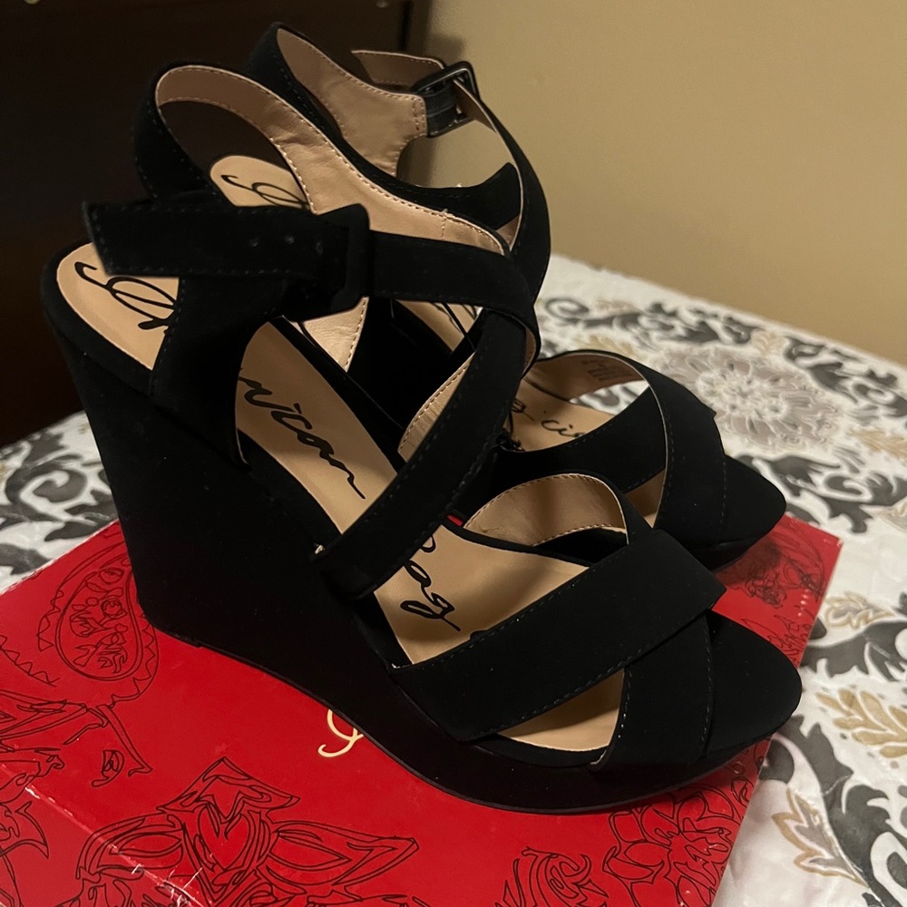 Black wedges